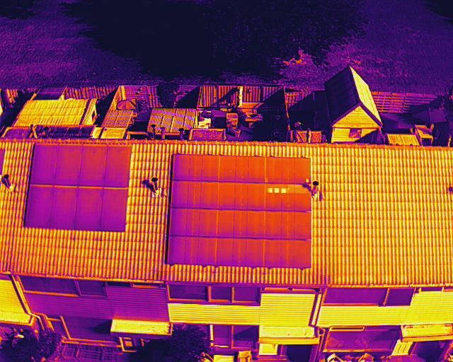 Thermische inspectie van zonnepanelen op een dak