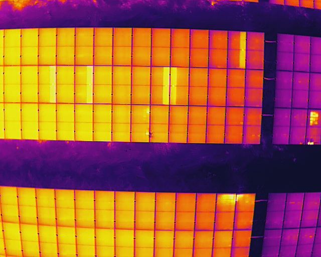 Thermische drone-inspectie van zonnepanelen in Groningen met zichtbare hotspots